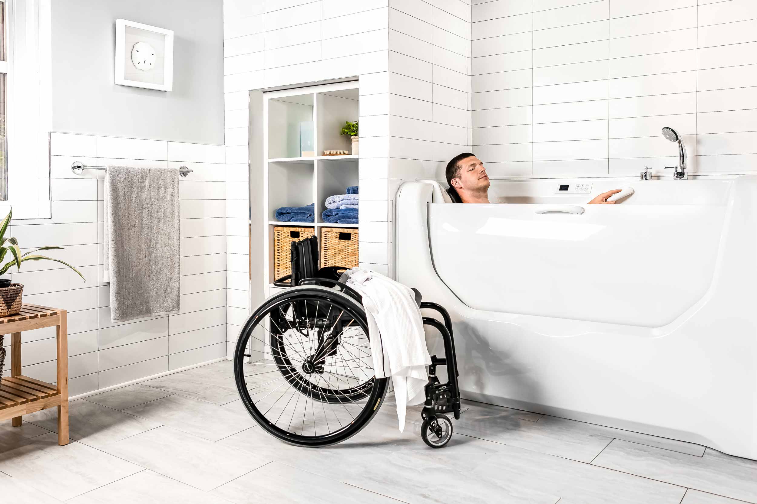 Assisto Bathtub With Door For People With Reduced Mobility 